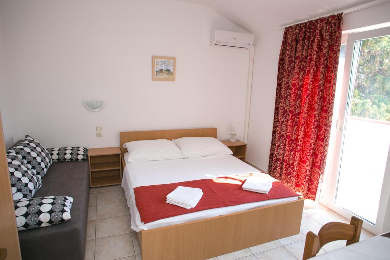 Apartments Ostrea - Mimoza Novalja Buitenkant foto